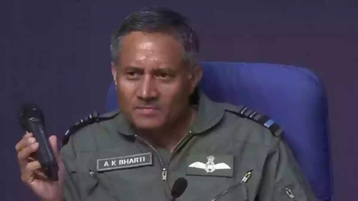 இந்திய பாகிஸ்தான் போரில் ரஃபேல் விமானம் சுட்டு வீழ்த்தப்பட்டதா? விமானப்படை விளக்கம்!