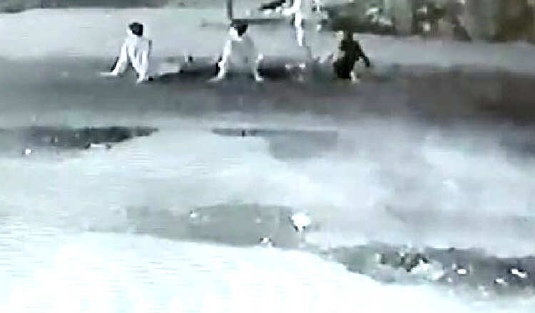 அதிர்ச்சி!! போதையில் பீர்பாட்டிலால் பேருந்தின் கண்ணாடி உடைப்பு!! சிறுவர்கள் அட்டகாசம்!!