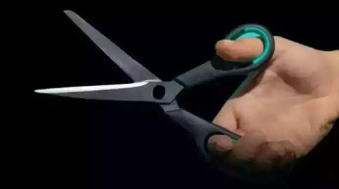 “இவ்ளோ நேரமா யாருகிட்ட கடலப் போடுற?” ஆத்திரத்துல கத்திரிக்கோலால் மனைவியைக் கொடூரமாக குத்திய கணவன்!