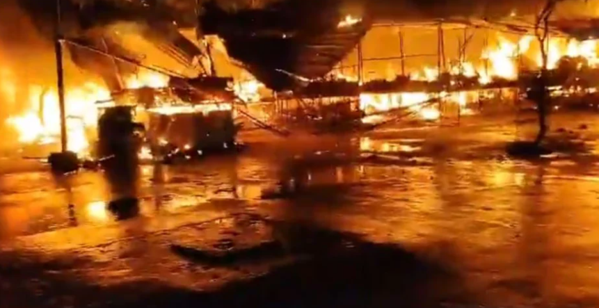 அதிர்ச்சி வீடியோ... பழ மார்க்கெட்டில் தீ விபத்து... 20 பழக்கடைகள் தீயில் கருகி நாசம்!