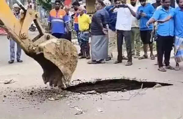 30 அடி ஆழத்திற்கு சாலையின் நடுவில் திடீர் பள்ளம்... பொதுமக்கள் பீதி... !