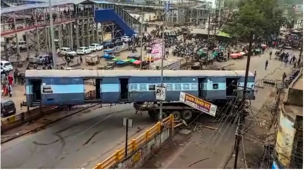 பகீர் வீடியோ... ரயில் பெட்டி சாலையில் கவிழ்ந்து விபத்து... அலறிய வாகன ஓட்டிகள்!