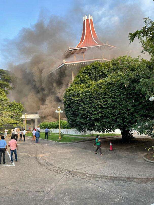 உச்சநீதிமன்ற வளாகத்தில் பயங்கர தீ விபத்து!! டெல்லியில் பரபரப்பு!