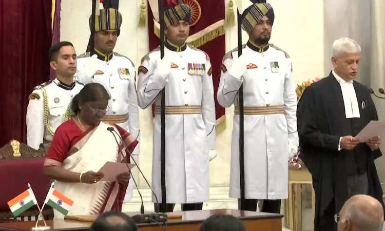 உச்சநீதிமன்றத்தின் தலைமை நீதிபதியாக யுயு லலித் பதவியேற்பு!!