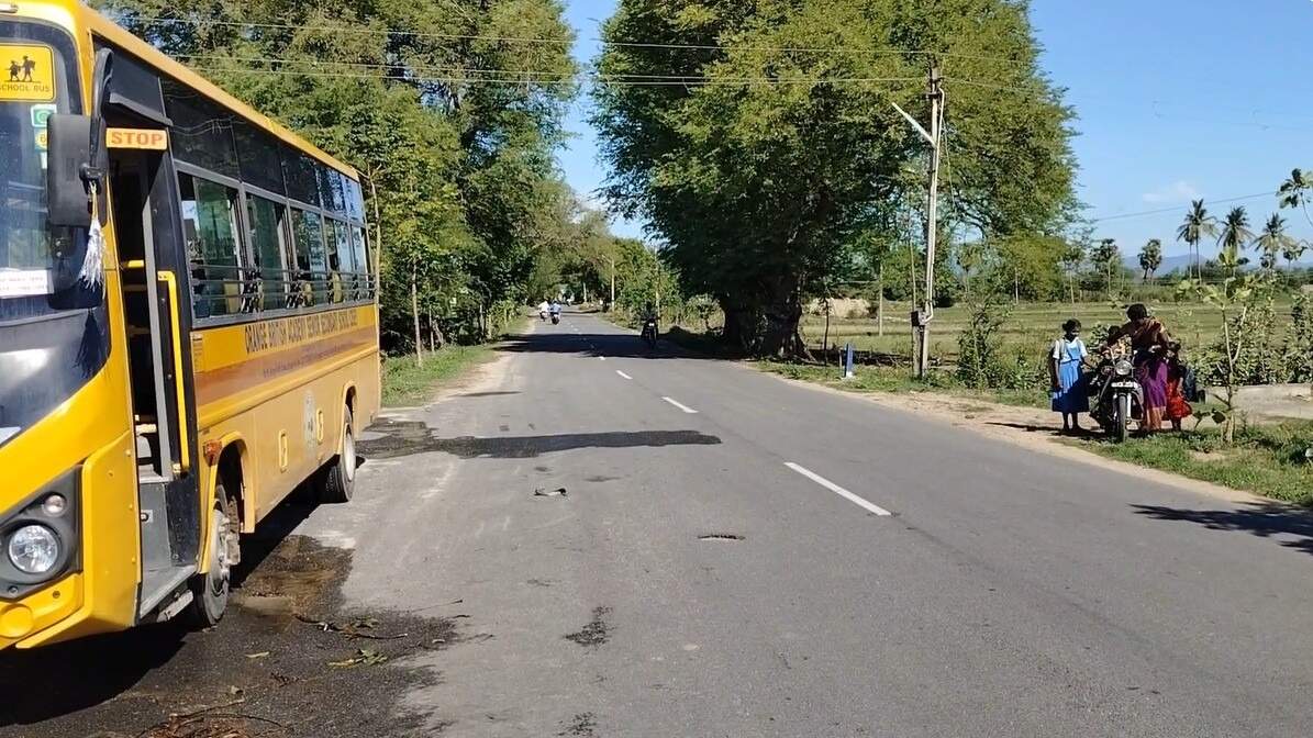 அதிர்ச்சி... நடுரோட்டில் தீப்பற்றி எரிந்த பள்ளிப்பேருந்து.. அலறியடித்து இறங்கிய மாணவர்கள்!