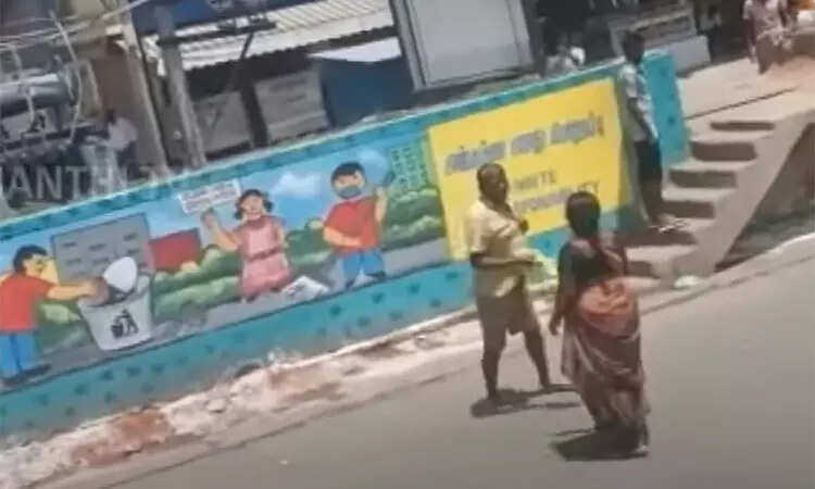 போதை தலைக்கேறி பேருந்து நிலையத்தையே கதி கலங்க வைத்த குடிமகள்!! தொடரும் அவலம்!!