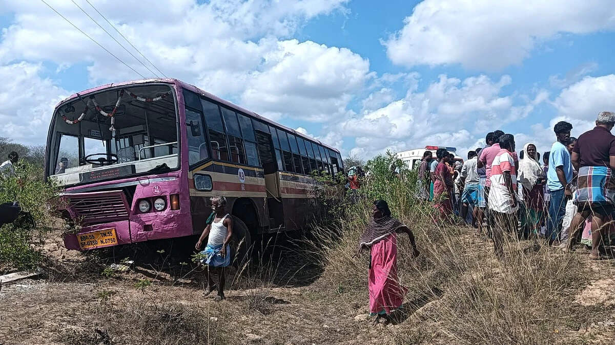 அரசுப்பேருந்து கவிழ்ந்து கோர விபத்து.... 20 பேர் படுகாயம்!