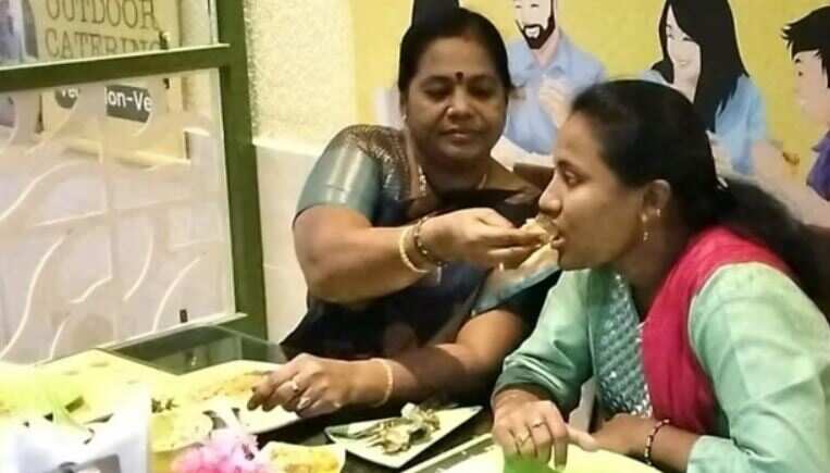 மகளிர் தின ஸ்பெஷல் | ஹோட்டலில் மாமியாரும், மருமகளும் உணவு ஊட்டி விடும் போட்டி!