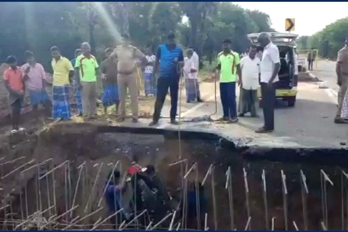 பாலத்திற்காக தோண்டப்பட்ட பள்ளத்தில் பைக்குடன் விழுந்து கொத்தனார் பலி!!