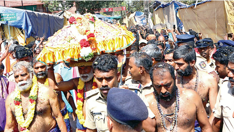 மகர ஜோதி முன்னிட்டு பந்தளத்தில் இருந்து புறப்பட்ட திருவாபரண ஊர்வலம்!