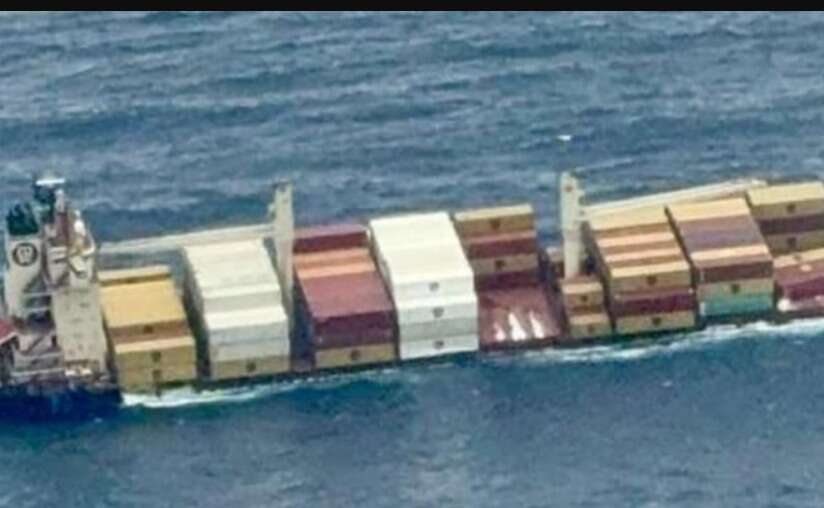 கடலில் கவிழ்ந்த சரக்குக் கப்பல்... அடுத்தடுத்து கரை ஒதுங்கும் கண்டெயினர்கள்.!