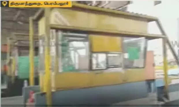 தீபாவளிக்கு விடுமுறை எடுத்த ஊழியர் மீது நடவடிக்கை! சுங்கச்சாவடி ஊழியர் தீக்குளித்து தற்கொலை!