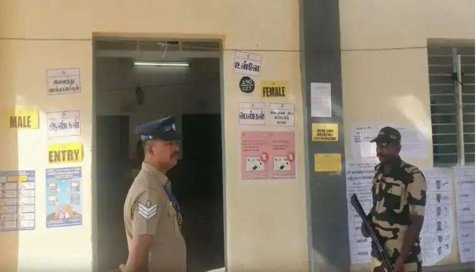 வெறிச்சோடிய வாக்குச்சாவடி... 4 மணி நேரமாகியும் வராத வாக்காளர்கள்.. நாங்குநேரியில் இரட்டைக் கொலைக்கு நீதி கேட்டுப் பெரும்பத்து கிராம மக்கள் புறக்கணிப்பு!