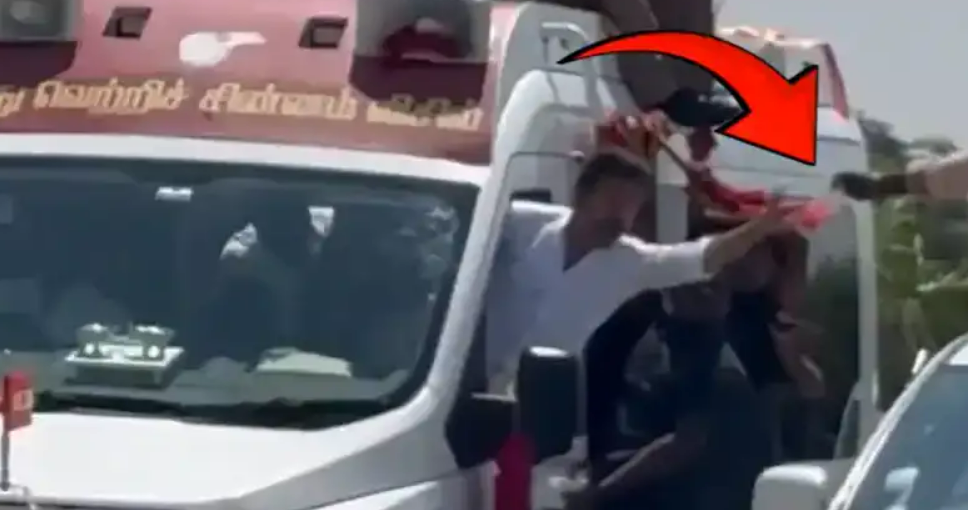 வைரலாகும் வீடியோ - ஓடும் வண்டியிலிருந்து கொளுத்தும் வெயிலில் செய்தியாளர்களுக்கு 'கூல் டிரிங்க்ஸ்' கொடுத்த விஜய்!