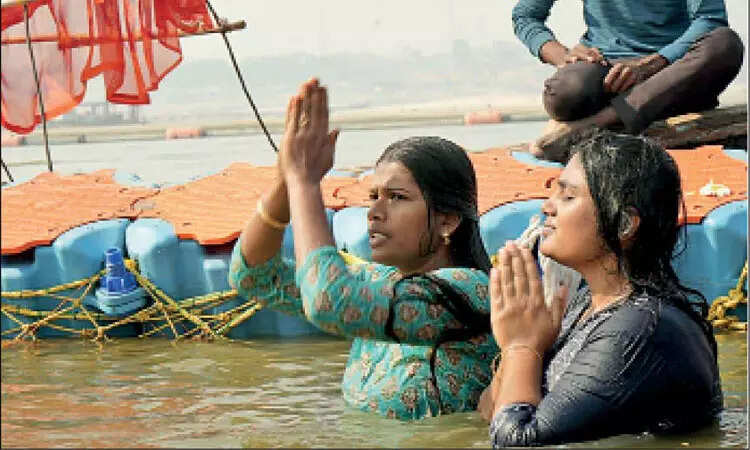 கும்பமேளா காசி புனித நீராடி பெண்கள் தரிசனம் குளம் கடல் அமாவாசை சூரிய வணக்கம் நமஸ்காரம் கங்கை