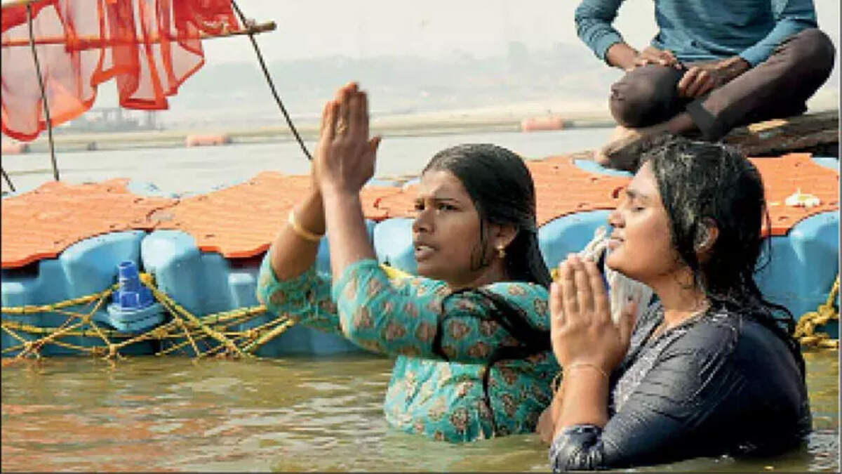 கும்பமேளா காசி புனித நீராடி பெண்கள் தரிசனம் குளம் கடல் அமாவாசை சூரிய வணக்கம் நமஸ்காரம் கங்கை