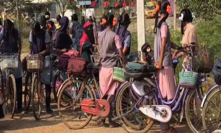 அரசு பள்ளியில் லேட்டாக வந்த மாணவிகளுடன், ஆசிரியைகளும் வெளியே நின்ற காட்சி - வைரலாகும் வீடியோ!