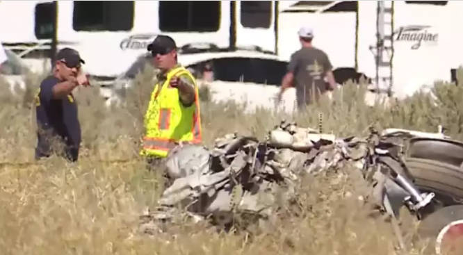 விமான சாகசத்தில் மோதிக்கொண்ட விமானங்கள்..!! 2 பேர் பலி!!