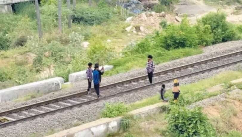விபரீதம்... ரயில் தண்டவாளத்தில் ரீல்ஸ் வீடியோ எடுக்கும் கல்லூரி மாணவர்கள்!