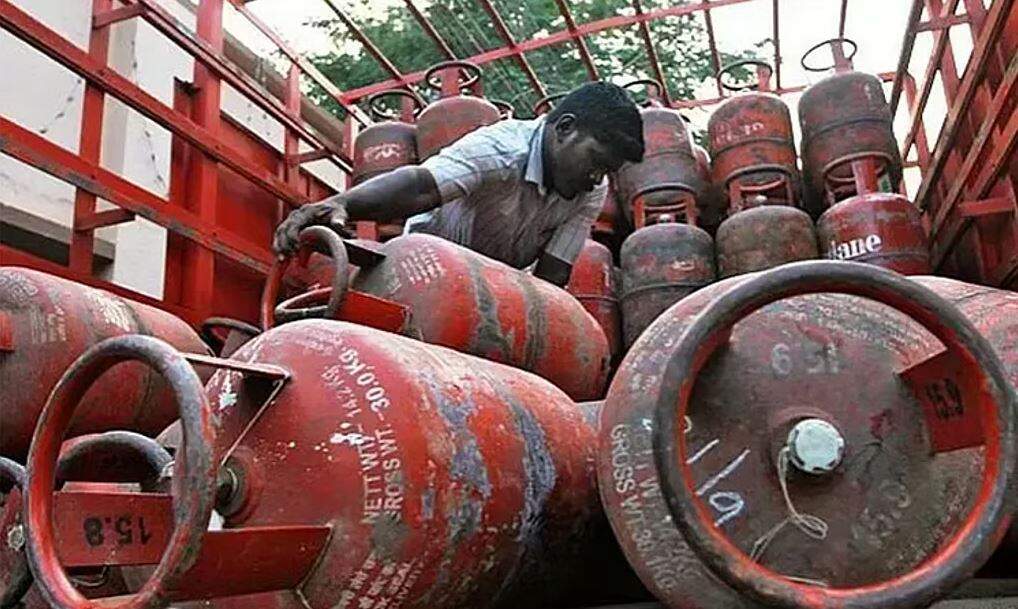 BIG BREAKING: நாடு முழுவதும் நள்ளிரவு முதல் சிலிண்டர் விலை உயர்வு!!