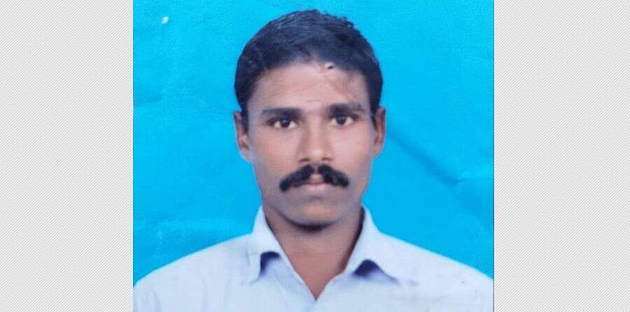 இருசக்கர வாகனம் மீது வேன் மோதி தூக்கி வீசப்பட்டு ஒருவர் பலி... குழந்தைகள் கண் முன்னே தந்தை உயிரிழந்த சோகம்!