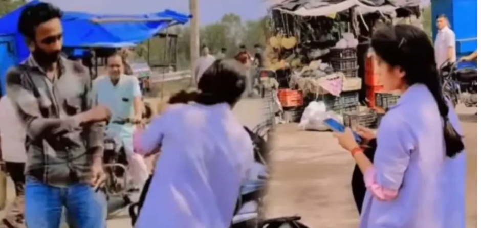 அத்தனைப் பேரும் கப்சிப்... நடுரோட்டில் காதலியின் கன்னத்தில் அறைந்த காதலன்.. வைரலாகும் வீடியோ!