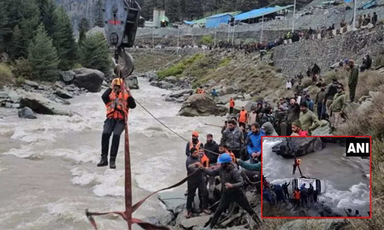 ஆற்றில் பாய்ந்த கார்... 3 பேர் பலி... 2 பேர் கவலைக்கிடம்.. 3 பேர் மாயம்!