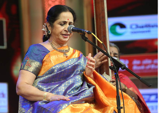 பிரபல பாடகிக்கு செவாலியே விருது!! குவியும் பாராட்டுக்கள்!!