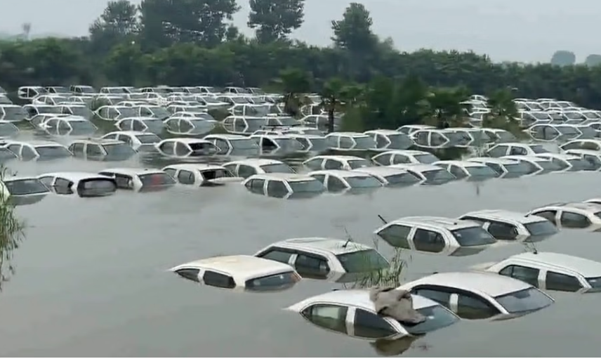 வைரல் வீடியோ!! ஆற்றில் மிதக்கும் நூற்றுக்கணக்கான கார்கள்!!