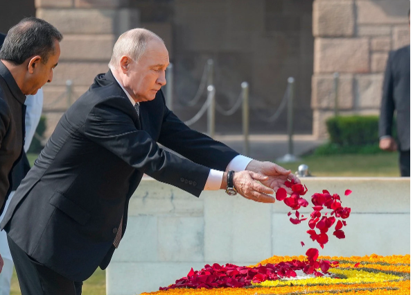 ரஷ்ய அதிபர் புதின் காந்தி நினைவிடத்தில் மரியாதை !