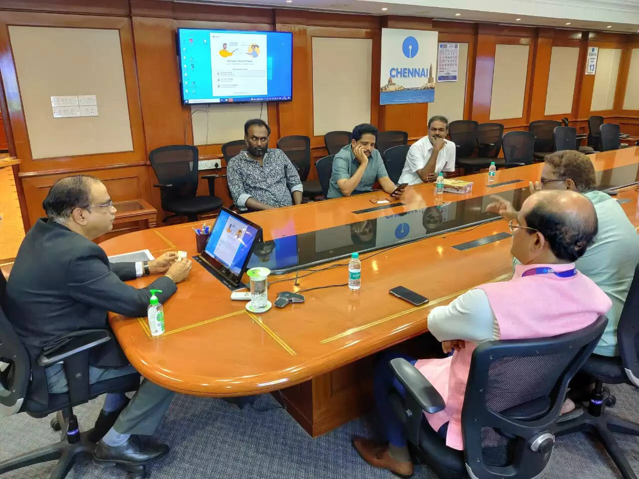 தேர்வு தேதி மாற்றப்படுமா?! சு.வெங்கடேசன் எம்.பி. வங்கியில் உள்ளிருப்பு போராட்டம்!!