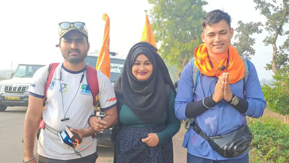 நெகிழ்ச்சி... 1,425 கி.மீ தூரம் அயோத்தி ராமர் கோயிலுக்கு பாதயாத்திரை செல்லும் இஸ்லாமிய பெண் பக்தை! வைரலாகும் வீடியோ!