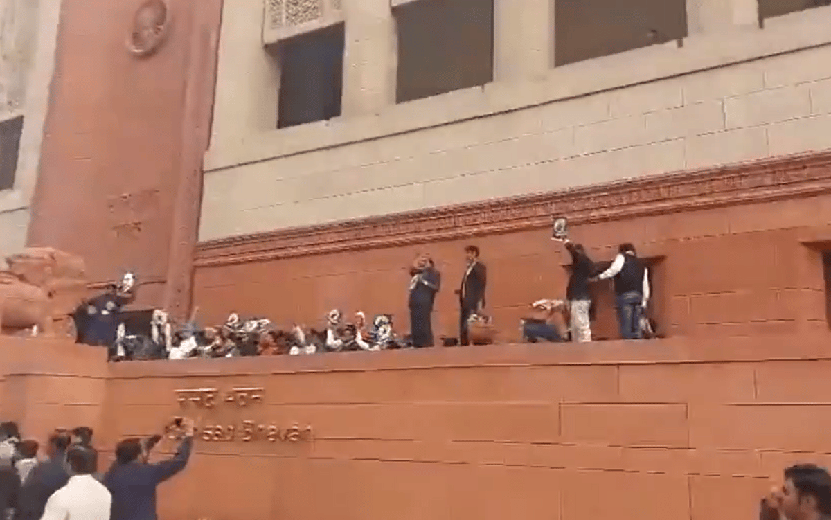 நாடாளுமன்றத்தில் கூச்சல் குழப்பம்.. சுவர் ஏறி எம்பிக்கள் போராட்டம்!