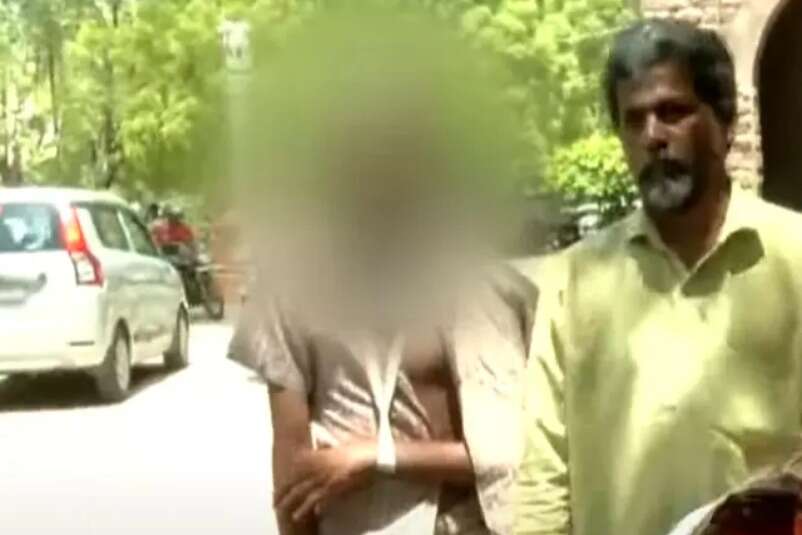 மாணவனின் கையை உடைத்த தலைமை ஆசிரியை மீது கலெக்டர் அலுவலகத்தில் புகார்!