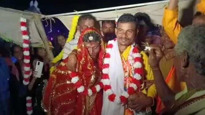 பருவமழை பெய்ய வேண்டி இரண்டு வாலிபர்களுக்கு வேத மந்திரங்கள் முழங்க திருமணம்!