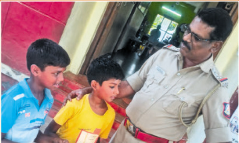 வாழ்த்துகள்.... விளையாட்டு மைதானத்தில் கண்டெடுத்த பணத்தை போலீசில் ஒப்படைத்த சிறுவர்கள்!