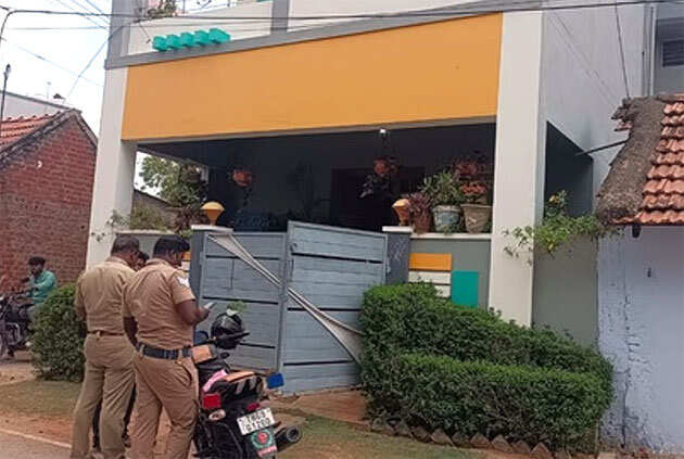 உஷார்... வீட்டு கதவை உடைத்து 23 சவரன் நகைகள் திருட்டு!