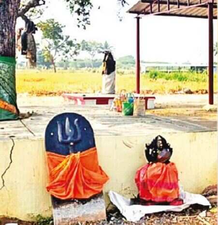 ஸ்ரீவில்லிபுத்தூர் அருகே கோயிலில் திடீரெனத் தோன்றிய சாமி சிலைகள் - போலீஸ் விசாரணை!