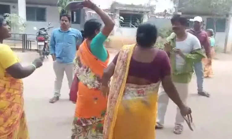 வேலியே பயிரை மேய்ந்த கதை!! மாணவிகளிடம் தவறாக நடந்து கொண்ட ஆசிரியருக்கு அடி உதை!! ​​​​​​​