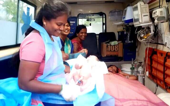 நடுவழியில் பிரசவ வலி... ஆம்புலன்சில் பிறந்த ஆண் குழந்தை.. குவியும் பாராட்டுக்கள்!