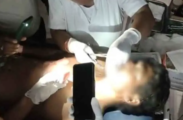 நெகிழ்ச்சி... மொபைல் டார்ச் வெளிச்சத்தில் நோயாளிகளுக்கு சிகிச்சை!!