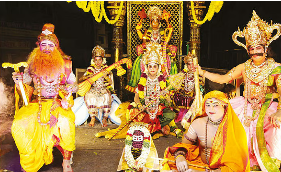 களைகட்டிய வண்டி வேடிக்கை... கடவுள் வேடம் அணிந்து வந்த பக்தர்களால் பரவசம்!