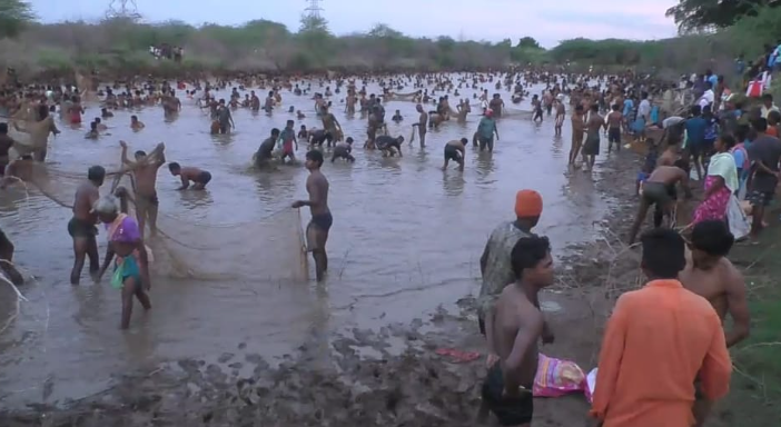 ஊர் கூடி, கோலாகலமாக நடைபெற்ற மீன்பிடித் திருவிழா!!