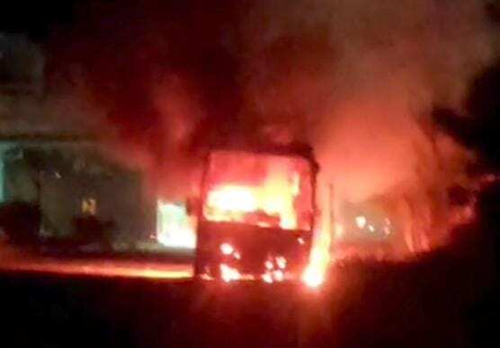 நள்ளிரவில் நடுரோட்டில் தீப்பற்றி எரிந்த சொகுசு பேருந்து; அலறியடித்து கீழே குதித்த பயணிகள்!