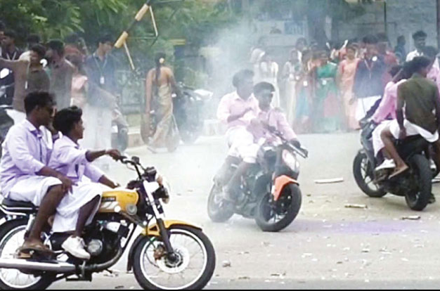 கல்லூரி மாணவர்கள் பைக் சாகசம்... 14 பேர் மீது வழக்கு; ரூ.1.41 லட்சம் அபராதம் வசூல்!