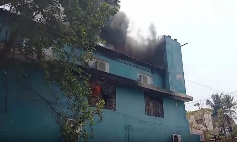 ரியல் எஸ்டேட் அலுவலகத்தில் திடீர் தீ விபத்து... பெரும் பரபரப்பு!