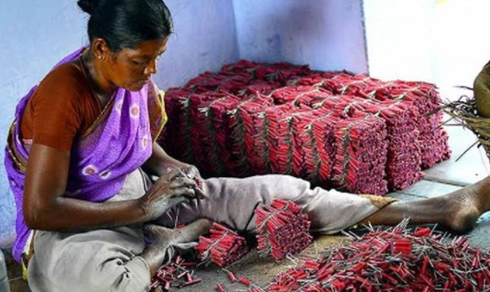 72 பட்டாசு ஆலை உரிமங்கள் ரத்து... மாவட்ட கலெக்டர் திடீர் உத்தரவு!