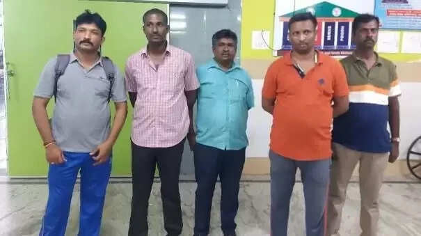 ஓடும் ரயிலில் ரகளையில் ஈடுபட்ட போலீசார்!! தட்டித் தூக்கிய ரயில்வே !!