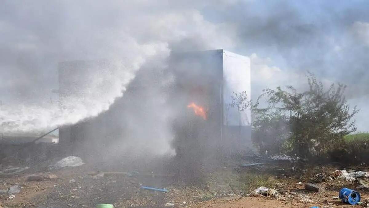 அடுத்தடுத்து சோகம்... பட்டாசு ஆலை வெடி விபத்தில் தரைமட்டமான கட்டிடங்கள்... 3 பேர் பலி!