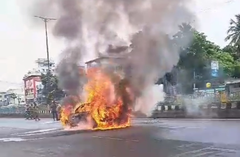 அதிர்ச்சி வீடியோ!! நடுரோட்டில் தீப்பிடித்து எரிந்த BMW கார்!!